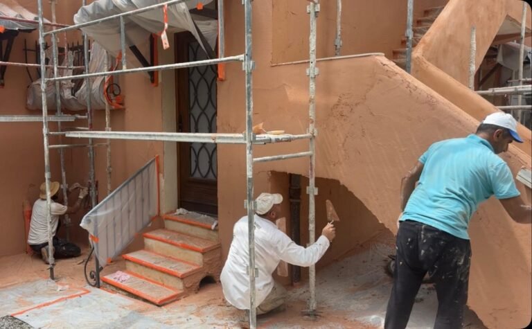 Ravalement façade avec échafaudage et protection à Antibes