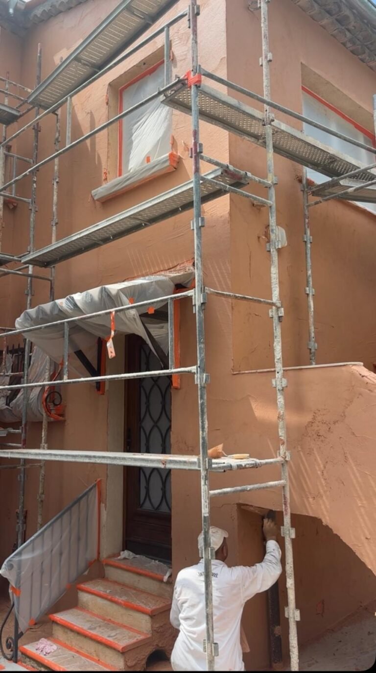 Ravalement façade avec échafaudage et protection à Antibes