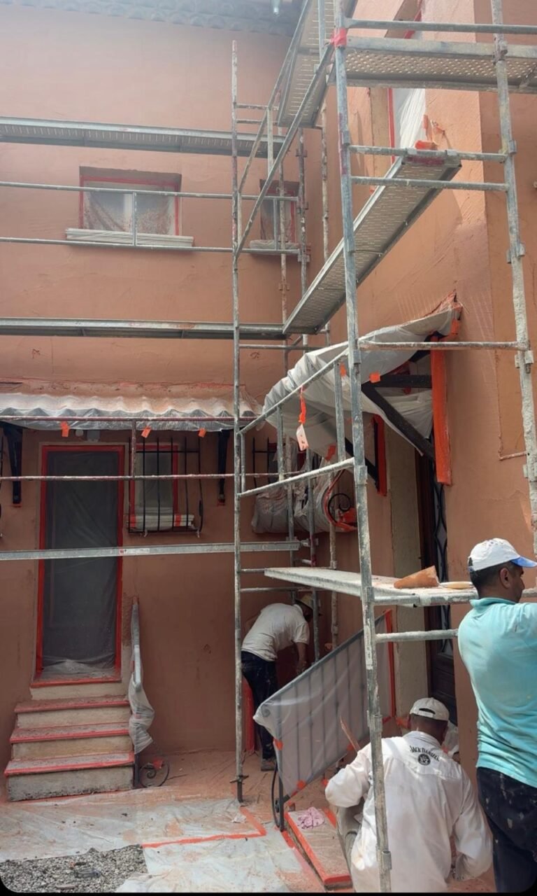 Ravalement façade avec échafaudage et protection à Antibes
