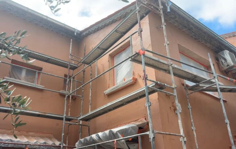 Ravalement façade avec échafaudage et protection à Antibes