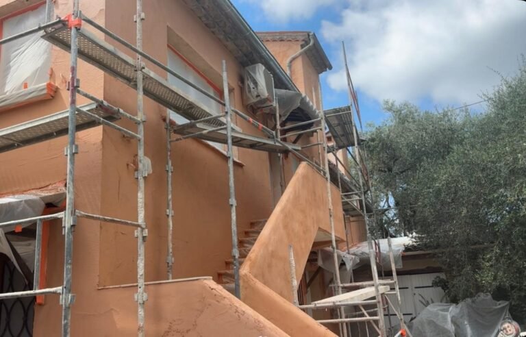 Ravalement façade avec échafaudage et protection à Antibes